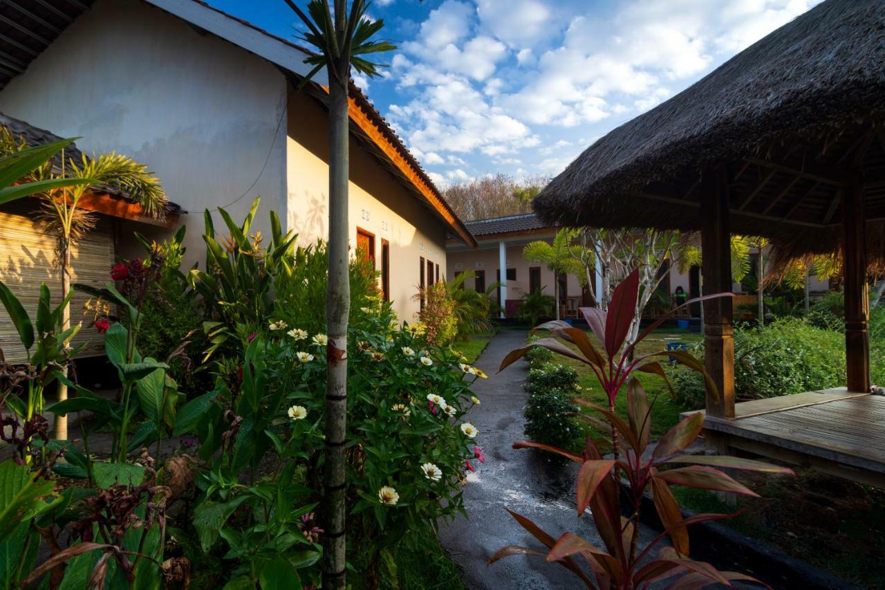 Surf Camp 79 Hotel Kuta  Exterior photo